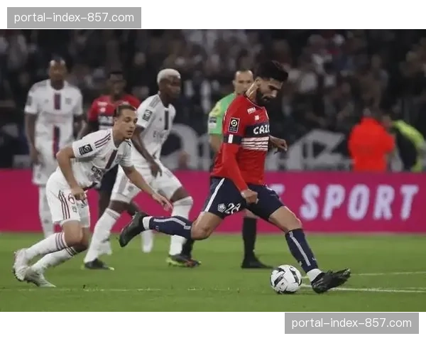 里昂13连胜背后的战术革新：从赛季初起伏到如今势如破竹的蜕变之路