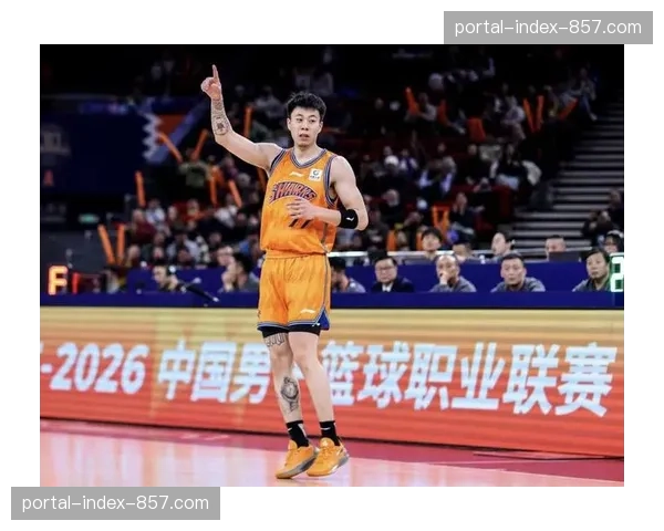 【2026年4月CBA联赛·赛中·聚焦特写:张镇麟完成封盖后指向场边数据统计屏,其上正显示其防守贡献值 【2026年4月CBA联赛·赛中·聚焦特写:张镇麟完成封盖后指向场边数据统计屏,其上正显示其防守贡献值